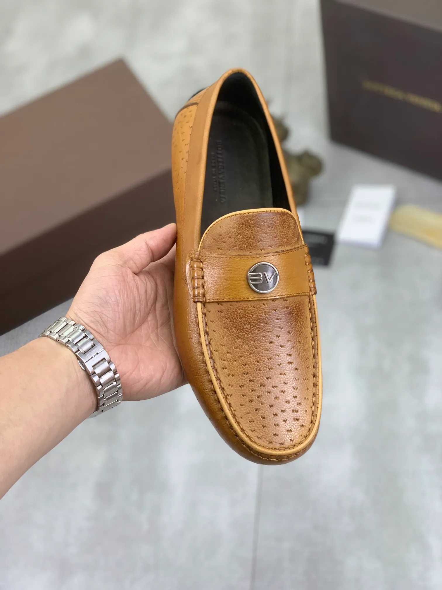 Men's shoes 💰P420 [New model] Water-dyed Niuli 💰High-quality business beanie shoes 💎💎💎 BOTTEGA VENETA official website synchronizes the latest top version of BV in the market, accepts material comparison, shoe type comparison, process comparison, practical and texture, versatile, suitable for any occasion, the more you look at it, the more it tastes. Pure hand-woven craftsmanship - Upper material, hand-woven calfskin imported from Italy 🇮🇹 - High-quality water-dyed cowhide lining - Original private model customized outsole -Size: 39-44 (38 45 can be customized) Color: black or brown optional